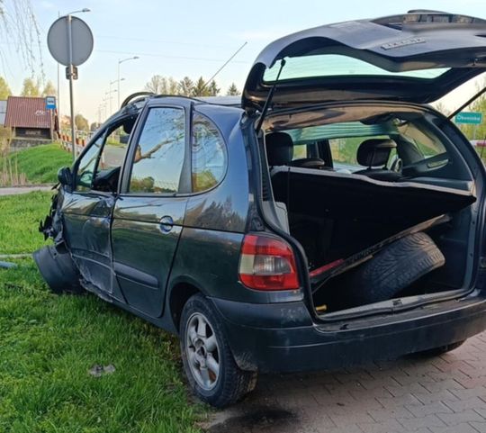 Zdarzenie na trasie Okuninka–Włodawa. Kierowca uderzył w latarnię i wypadł z drogi [ZDJĘCIA]