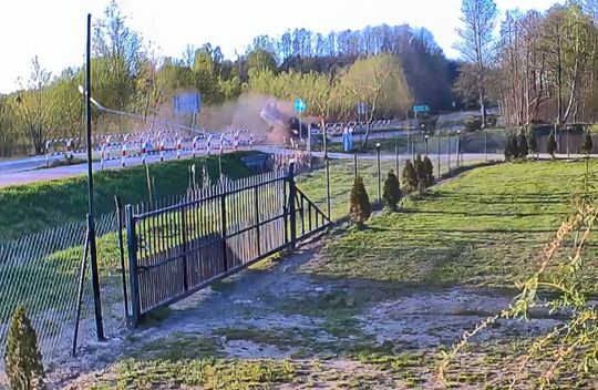 Zdarzenie na trasie Okuninka–Włodawa. Kierowca uderzył w latarnię i wypadł z drogi [ZDJĘCIA]