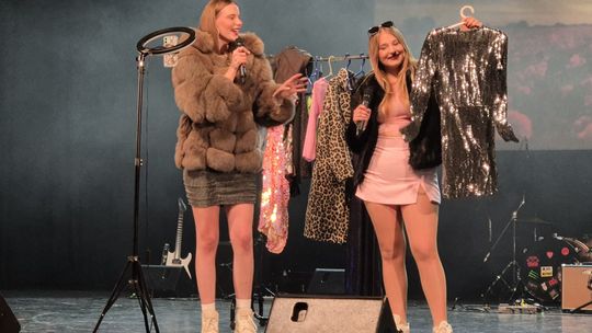 Chełm.  XXVI Prezentacje Artystyczne Młodzieży II LO w Chełmskim Domu Kultury [GALERIA ZDJĘĆ]