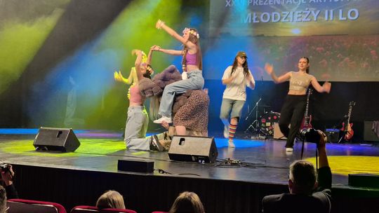 Chełm.  XXVI Prezentacje Artystyczne Młodzieży II LO w Chełmskim Domu Kultury [GALERIA ZDJĘĆ]