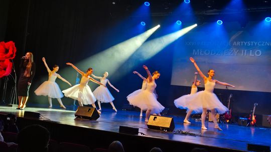 Chełm.  XXVI Prezentacje Artystyczne Młodzieży II LO w Chełmskim Domu Kultury [GALERIA ZDJĘĆ]