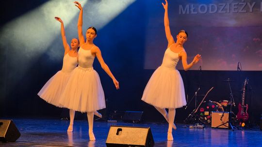 Chełm.  XXVI Prezentacje Artystyczne Młodzieży II LO w Chełmskim Domu Kultury [GALERIA ZDJĘĆ]