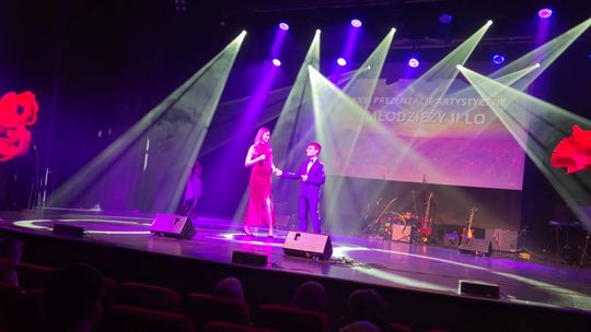 Chełm.  XXVI Prezentacje Artystyczne Młodzieży II LO w Chełmskim Domu Kultury [GALERIA ZDJĘĆ]