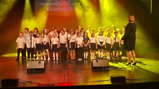 Chełm.  XXVI Prezentacje Artystyczne Młodzieży II LO w Chełmskim Domu Kultury [GALERIA ZDJĘĆ]