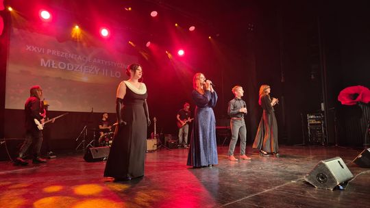 Chełm.  XXVI Prezentacje Artystyczne Młodzieży II LO w Chełmskim Domu Kultury [GALERIA ZDJĘĆ]