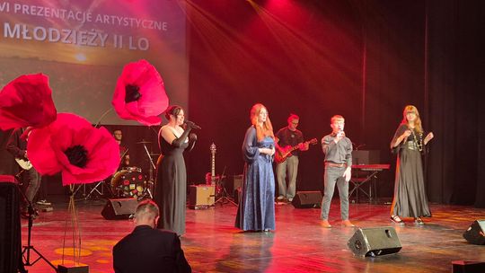 Chełm.  XXVI Prezentacje Artystyczne Młodzieży II LO w Chełmskim Domu Kultury [GALERIA ZDJĘĆ]