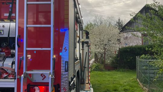 Pożar bliźniaka w Izbicy. Akcja gaśnicza trwała ponad 2,5 godziny [ZDJĘCIA]