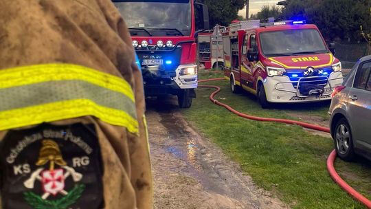 Pożar bliźniaka w Izbicy. Akcja gaśnicza trwała ponad 2,5 godziny [ZDJĘCIA]