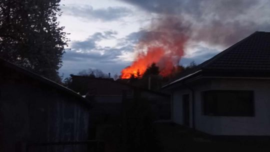 Pożar bliźniaka w Izbicy. Akcja gaśnicza trwała ponad 2,5 godziny [ZDJĘCIA]