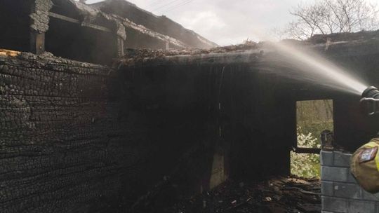 Pożar bliźniaka w Izbicy. Akcja gaśnicza trwała ponad 2,5 godziny [ZDJĘCIA]