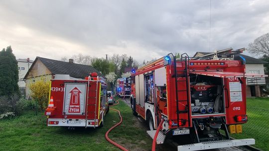 Pożar bliźniaka w Izbicy. Akcja gaśnicza trwała ponad 2,5 godziny [ZDJĘCIA]
