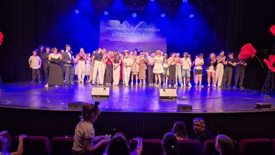 Chełm.  XXVI Prezentacje Artystyczne Młodzieży II LO w Chełmskim Domu Kultury [GALERIA ZDJĘĆ]