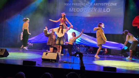 Chełm.  XXVI Prezentacje Artystyczne Młodzieży II LO w Chełmskim Domu Kultury [GALERIA ZDJĘĆ]