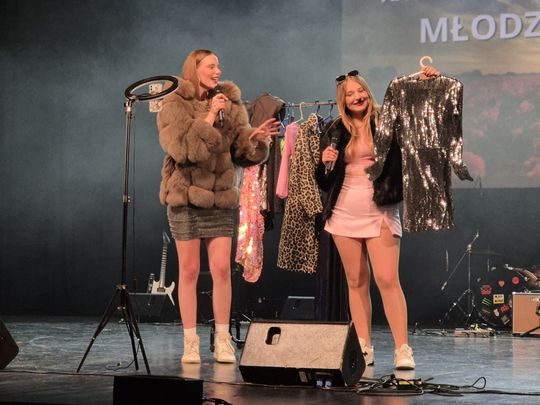 Chełm.  XXVI Prezentacje Artystyczne Młodzieży II LO w Chełmskim Domu Kultury [GALERIA ZDJĘĆ]