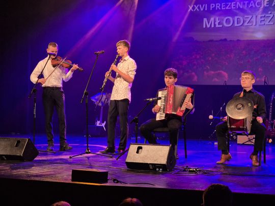 Chełm.  XXVI Prezentacje Artystyczne Młodzieży II LO w Chełmskim Domu Kultury [GALERIA ZDJĘĆ]