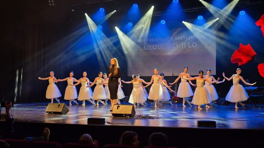 Chełm.  XXVI Prezentacje Artystyczne Młodzieży II LO w Chełmskim Domu Kultury [GALERIA ZDJĘĆ]