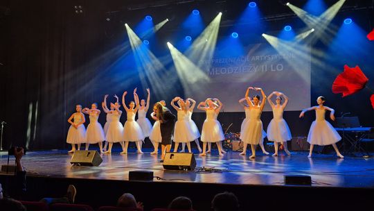 Chełm.  XXVI Prezentacje Artystyczne Młodzieży II LO w Chełmskim Domu Kultury [GALERIA ZDJĘĆ]