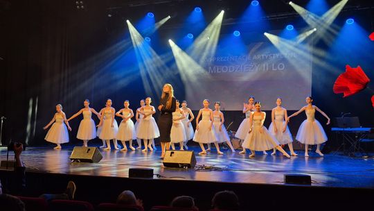 Chełm.  XXVI Prezentacje Artystyczne Młodzieży II LO w Chełmskim Domu Kultury [GALERIA ZDJĘĆ]