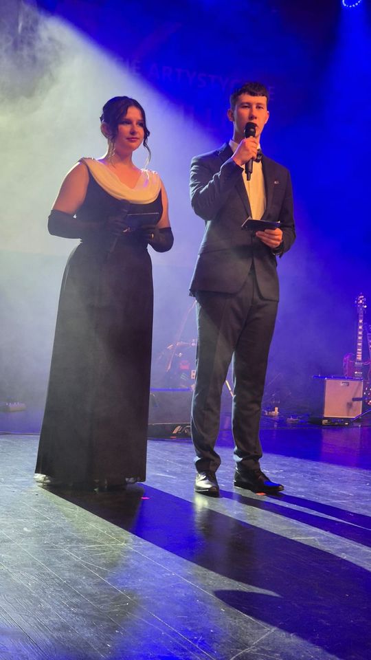 Chełm.  XXVI Prezentacje Artystyczne Młodzieży II LO w Chełmskim Domu Kultury [GALERIA ZDJĘĆ]