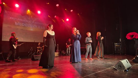 Chełm.  XXVI Prezentacje Artystyczne Młodzieży II LO w Chełmskim Domu Kultury [GALERIA ZDJĘĆ]