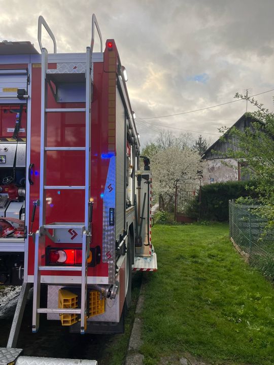 Pożar bliźniaka w Izbicy. Akcja gaśnicza trwała ponad 2,5 godziny [ZDJĘCIA]