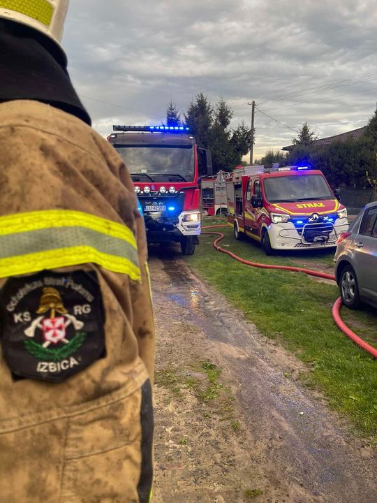 Pożar bliźniaka w Izbicy. Akcja gaśnicza trwała ponad 2,5 godziny [ZDJĘCIA]