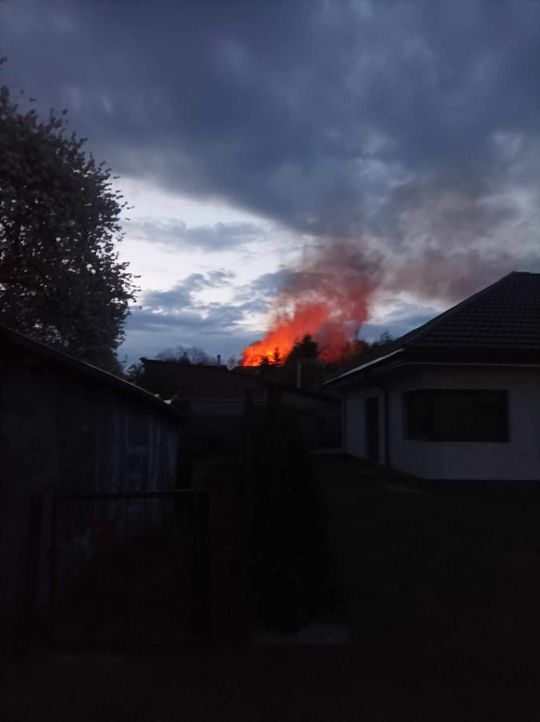 Pożar bliźniaka w Izbicy. Akcja gaśnicza trwała ponad 2,5 godziny [ZDJĘCIA]