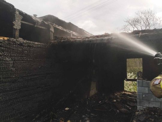 Pożar bliźniaka w Izbicy. Akcja gaśnicza trwała ponad 2,5 godziny [ZDJĘCIA]