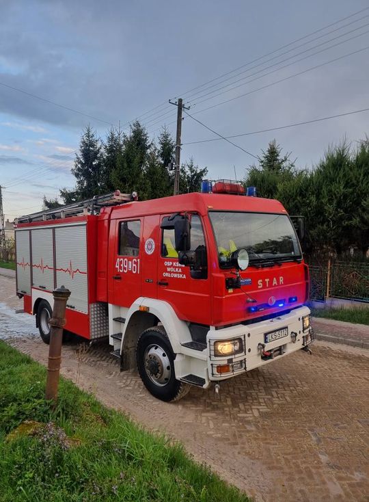 Pożar bliźniaka w Izbicy. Akcja gaśnicza trwała ponad 2,5 godziny [ZDJĘCIA]