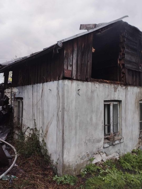 Pożar bliźniaka w Izbicy. Akcja gaśnicza trwała ponad 2,5 godziny [ZDJĘCIA]