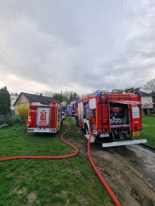 Pożar bliźniaka w Izbicy. Akcja gaśnicza trwała ponad 2,5 godziny [ZDJĘCIA]