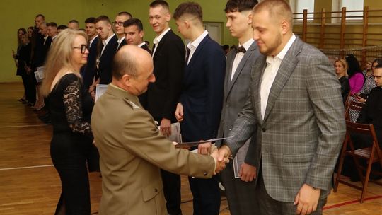 Zakończenie roku klas maturalnych Zespołu Szkół Ekonomicznych i Mundurowych w Chełmie [ZDJĘCIA]