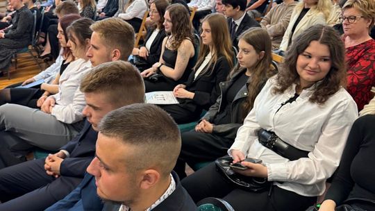 Uroczyste Pożegnanie Maturzystów 2025 w Zespole Szkół Nr 1 im. Tadeusza Kościuszki w Krasnymstawie [GALERIA ZDJĘĆ]