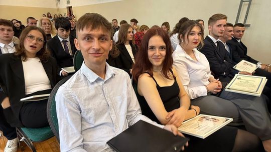 Uroczyste Pożegnanie Maturzystów 2025 w Zespole Szkół Nr 1 im. Tadeusza Kościuszki w Krasnymstawie [GALERIA ZDJĘĆ]