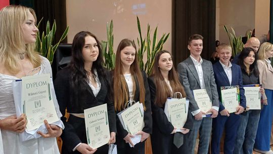 Uroczyste zakończenie roku klas czwartych w IV Liceum Ogólnokształcącym w Chełmie [GALERIA ZDJĘĆ]