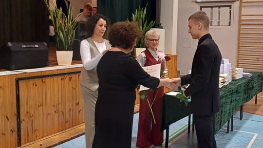 Uroczyste zakończenie roku klas czwartych w IV Liceum Ogólnokształcącym w Chełmie [GALERIA ZDJĘĆ]