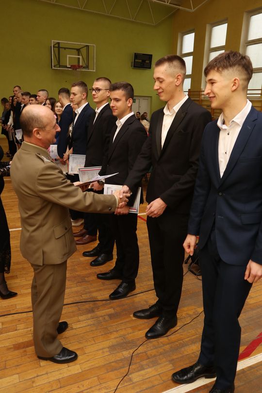 Zakończenie roku klas maturalnych Zespołu Szkół Ekonomicznych i Mundurowych w Chełmie [ZDJĘCIA]