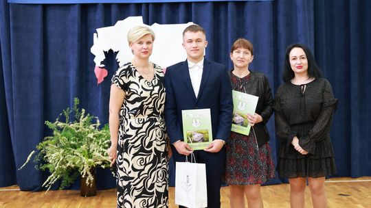 Pożegnanie maturzystów w Zespole Szkół Centrum Kształcenia Rolniczego w Okszowie [GALERIA ZDJĘĆ]