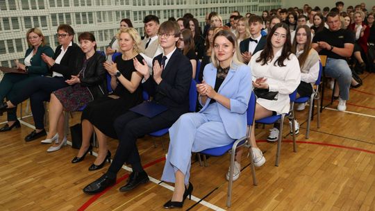Pożegnanie maturzystów w Zespole Szkół Centrum Kształcenia Rolniczego w Okszowie [GALERIA ZDJĘĆ]