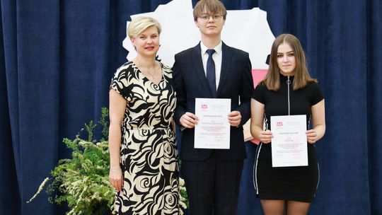 Pożegnanie maturzystów w Zespole Szkół Centrum Kształcenia Rolniczego w Okszowie [GALERIA ZDJĘĆ]