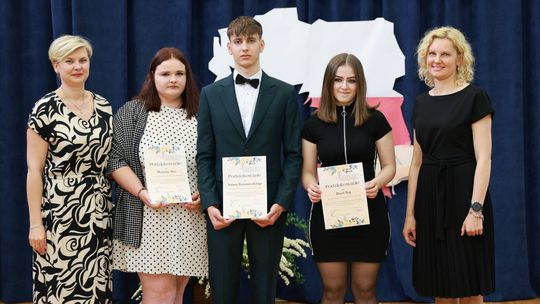 Pożegnanie maturzystów w Zespole Szkół Centrum Kształcenia Rolniczego w Okszowie [GALERIA ZDJĘĆ]