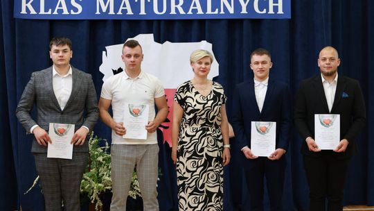 Pożegnanie maturzystów w Zespole Szkół Centrum Kształcenia Rolniczego w Okszowie [GALERIA ZDJĘĆ]