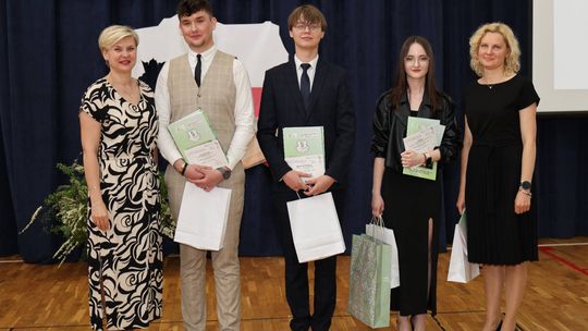 Pożegnanie maturzystów w Zespole Szkół Centrum Kształcenia Rolniczego w Okszowie [GALERIA ZDJĘĆ]