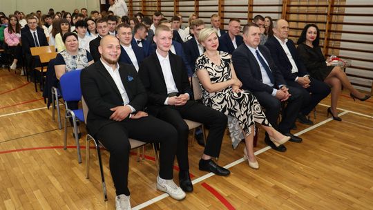 Pożegnanie maturzystów w Zespole Szkół Centrum Kształcenia Rolniczego w Okszowie [GALERIA ZDJĘĆ]