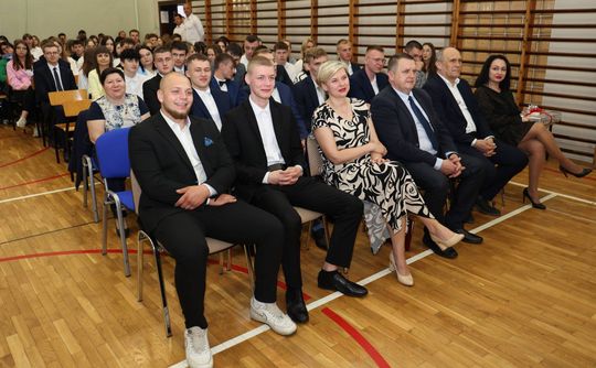 Pożegnanie maturzystów w Zespole Szkół Centrum Kształcenia Rolniczego w Okszowie [GALERIA ZDJĘĆ]