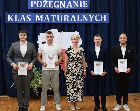 Pożegnanie maturzystów w Zespole Szkół Centrum Kształcenia Rolniczego w Okszowie [GALERIA ZDJĘĆ]