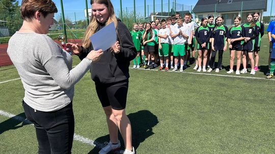 Gm. Wierzbica. Powiatowe Igrzyska Młodzieży Szkolnej w Piłce Nożnej Dziewcząt i Chłopców [GALERIA ZDJĘĆ]