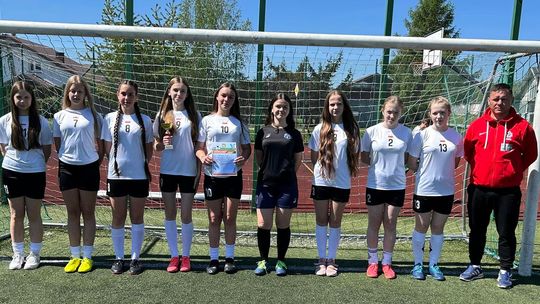 Gm. Wierzbica. Powiatowe Igrzyska Młodzieży Szkolnej w Piłce Nożnej Dziewcząt i Chłopców [GALERIA ZDJĘĆ]