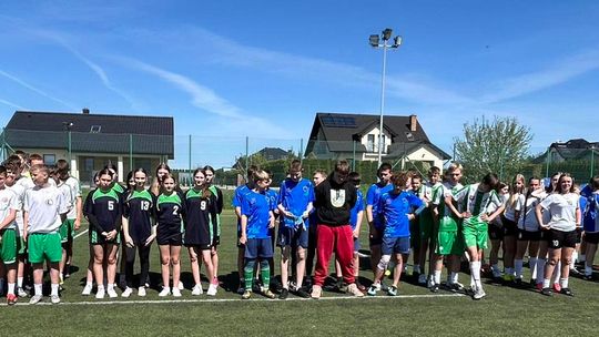 Gm. Wierzbica. Powiatowe Igrzyska Młodzieży Szkolnej w Piłce Nożnej Dziewcząt i Chłopców [GALERIA ZDJĘĆ]