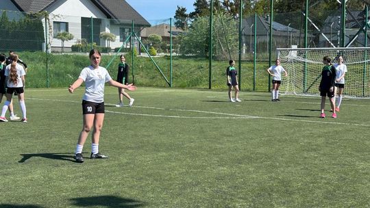 Gm. Wierzbica. Powiatowe Igrzyska Młodzieży Szkolnej w Piłce Nożnej Dziewcząt i Chłopców [GALERIA ZDJĘĆ]